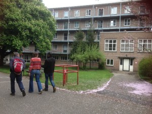 Huub Jaspers, Diete Touwen en Tarreke Tuquabo lopen naar het kantoor van Vluchtelingenwerk in Leersum